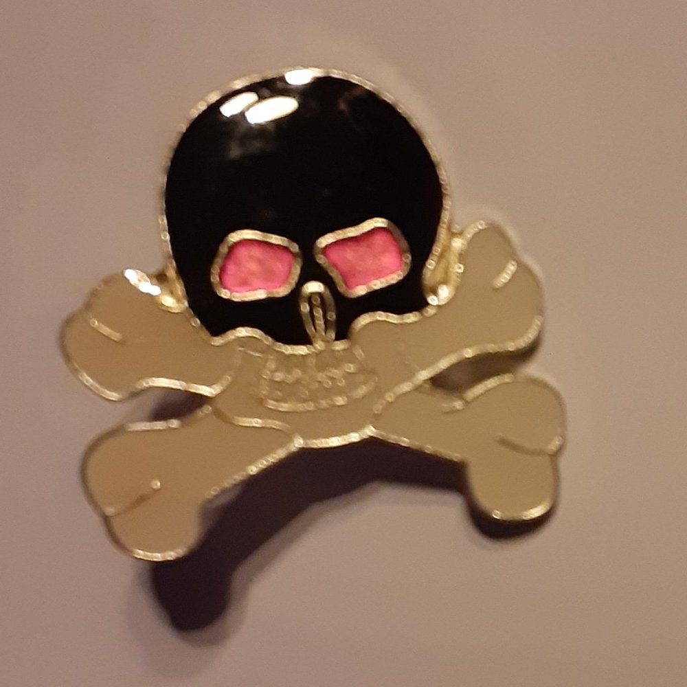 1" Skull and Crossed Bones Enameled Lapel Pin